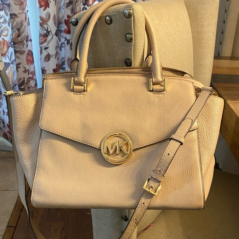 MICHAEL Michael Kors Beige Shoulder Bag with Gold Details